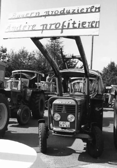 Framed Print : Farmers marched with their tractors to a protest in Aachen on 17 Framed Print : Farmers marched with their tractors to a protest in Aachen on 17