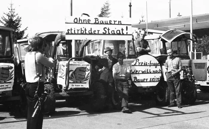 Framed Print : Farmers marched with their tractors to a protest in Aachen on 17 Framed Print : Farmers marched with their tractors to a protest in Aachen on 17
