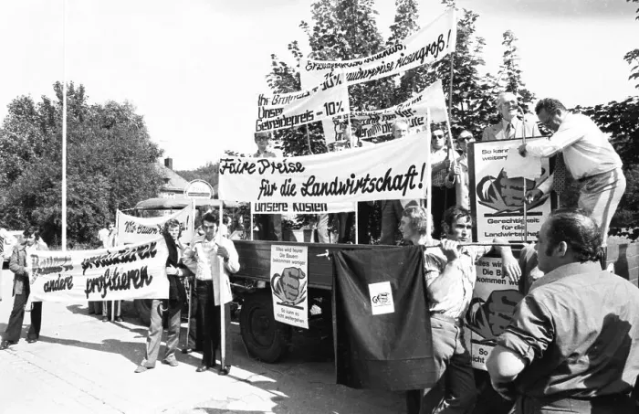 Framed Print : Farmers marched with their tractors to a protest in Aachen on 17 Framed Print : Farmers marched with their tractors to a protest in Aachen on 17