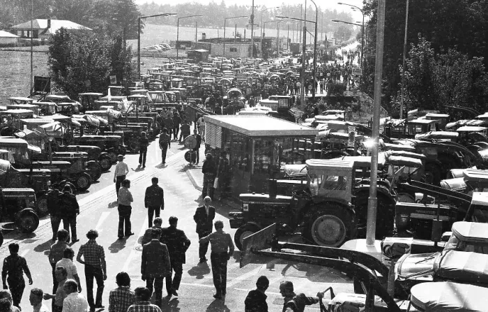 Framed Print : Farmers marched with their tractors to a protest in Aachen on 17 Framed Print : Farmers marched with their tractors to a protest in Aachen on 17