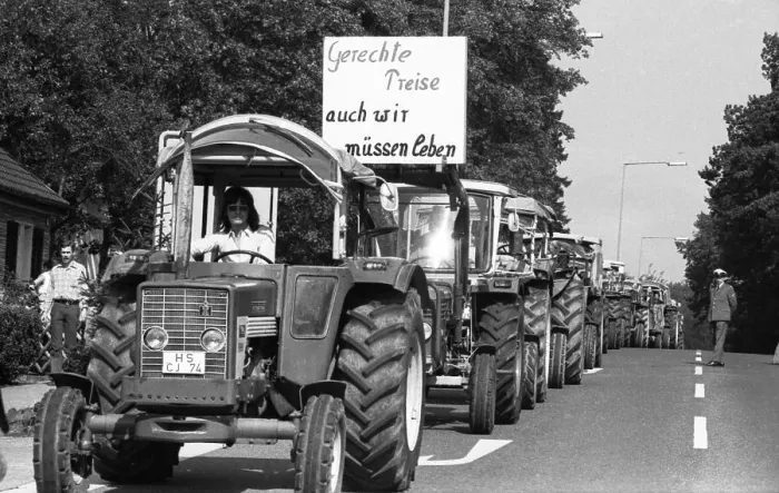 Framed Print : Farmers marched with their tractors to a protest in Aachen on 17 Framed Print : Farmers marched with their tractors to a protest in Aachen on 17