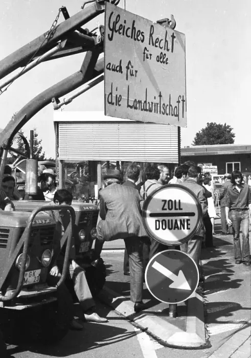 Framed Print : Farmers marched with their tractors to a protest in Aachen on 17 Framed Print : Farmers marched with their tractors to a protest in Aachen on 17