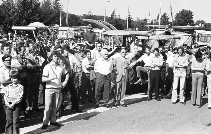 Framed Print : Farmers marched with their tractors to a protest in Aachen on 17 Framed Print : Farmers marched with their tractors to a protest in Aachen on 17