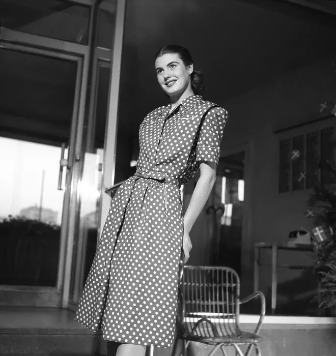 Framed Print : Fashion 1946, a young female model dressed in the fashion of the post war era. The dress with short sleeves reaching below the knees is in dark fabric with a pattern of white dots and has a waist band in the same fabric. Kristoffersson ref Y86-4