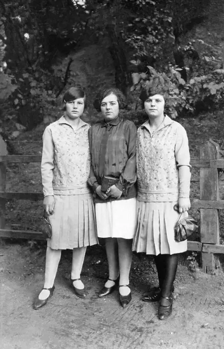 Framed Print : Fashion, three young women with handbags Framed Print : Fashion, three young women with handbags