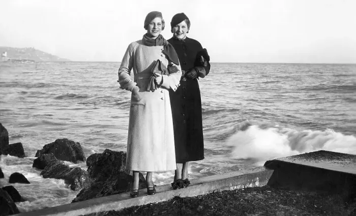 Framed Print : Two fashionably dressed women, historic photgraph
