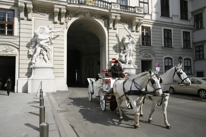 Framed Print : Fiaker, horse drawn carriage, entering the Heldenplatz
