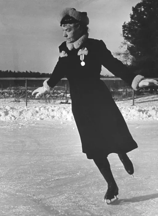 Framed Print : Figure skating in the 1940s. Figure skating champion of 1907 Framed Print : Figure skating in the 1940s. Figure skating champion of 1907