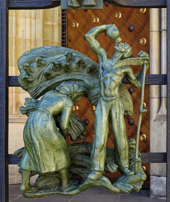 Framed Print : Figures on the portal of St Vitus Cathedral