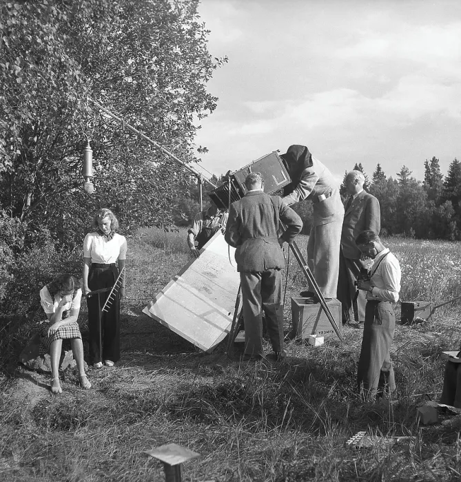 Framed Print : Filming in the 1940s. Filmcrew on set of the movie Ungt blod and actresses Brita Holmberg and Agneta Lagerfelt in an outdoor scene. To the right filmdirector Ivar Johansson