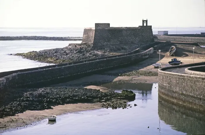 Framed Print : Fischerboote im kleinen Hafen von Castillo de San Gabriel, Arrecife, Las Palmas, Lanzarote, Spanien 1979 Framed Print : Fischerboote im kleinen Hafen von Castillo de San Gabriel, Arrecife, Las Palmas, Lanzarote, Spanien 1979