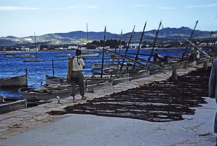 Framed Print : Fischerboote und Nest am Kai im Hafen von Calvi, Korsika, Frankreich, Ende der 1950er Jahre Framed Print : Fischerboote und Nest am Kai im Hafen von Calvi, Korsika, Frankreich, Ende der 1950er Jahre