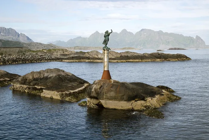 Framed Print : Fisherman's wife statue at harbour entrance Framed Print : Fisherman's wife statue at harbour entrance