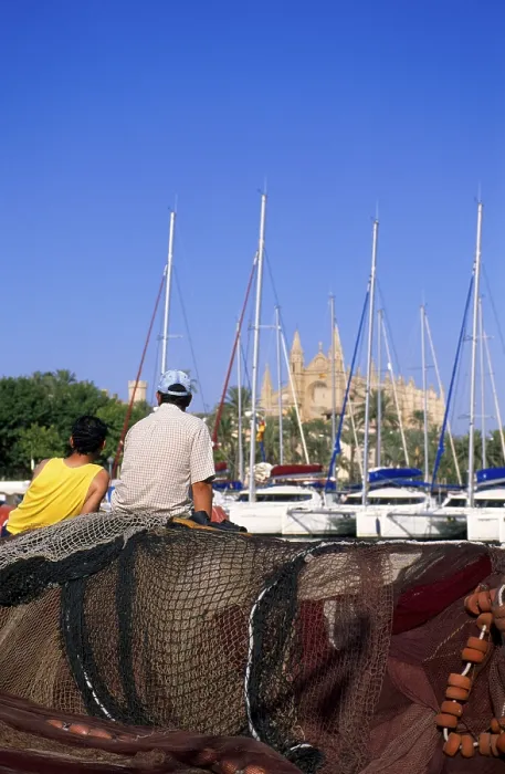 Framed Print : Fishermen in front of La Seu Cathedral