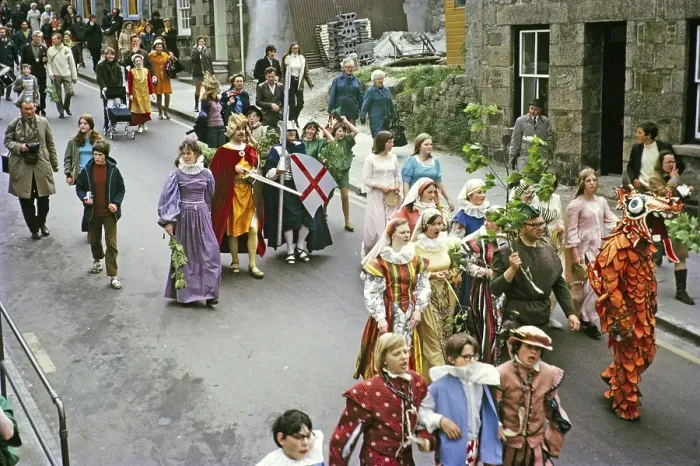 Framed Print : Flora Day, Hal-al-Tow Zeremonie, Helston, Cornwall, England, UK 1973
