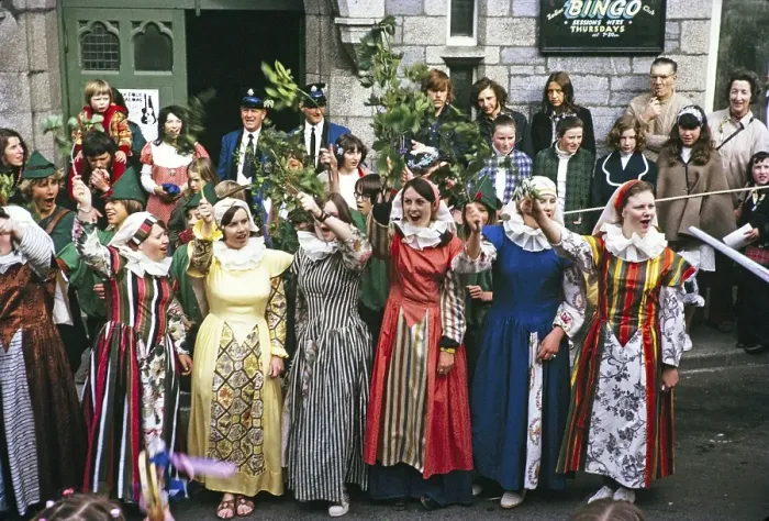Framed Print : Flora Day, Hal-al-Tow Zeremonie, Helston, Cornwall, England, UK 1973