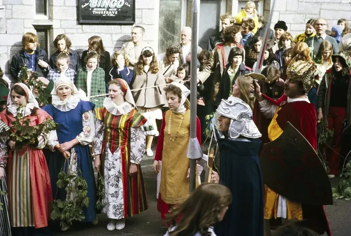 Framed Print : Flora Day, Hal-al-Tow Zeremonie, Helston, Cornwall, England, UK 1973