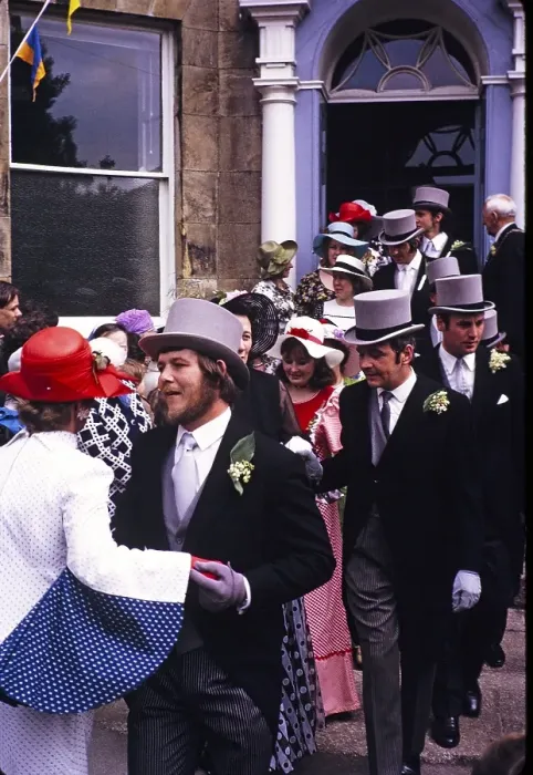 Framed Print : Flora Day, Helston, Cornwall, England, UK 1973 - Menschenmassen beobachten Paare, die in den Strassen der Stadt den Furry-Tanz auffuehren