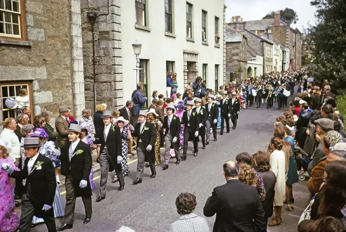 Framed Print : Flora Day, Helston, Cornwall, England, UK 1973 - Menschenmassen beobachten Paare, die in den Strassen der Stadt den Furry-Tanz auffuehren