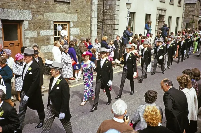 Framed Print : Flora Day, Helston, Cornwall, England, UK 1973 - Menschenmassen beobachten Paare, die in den Strassen der Stadt den Furry-Tanz auffuehren