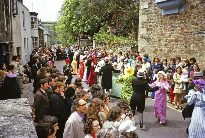 Framed Print : Flora Day, Helston, Cornwall, England, UK 1973 - Menschenmassen beobachten Paare, die in den Strassen der Stadt den Furry-Tanz auffuehren