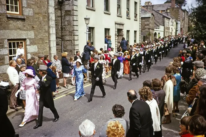 Framed Print : Flora Day, Helston, Cornwall, England, Vereinigtes Koenigreich 1973 - Menschenmengen beobachten Paare, die in den Strassen der Stadt den Furry-Tanz auffuehren