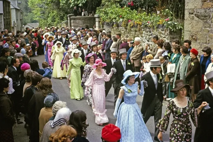 Framed Print : Flora Day, Helston, Cornwall, England, UK 1973 - Menschenmassen beobachten Paare, die in den Strassen der Stadt den Furry-Tanz auffuehren