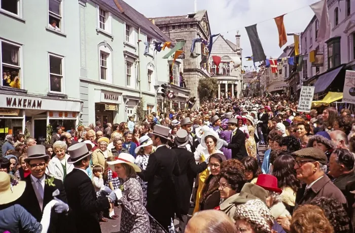 Framed Print : Flora Day, Helston, Cornwall, England, UK 1973 - Menschenmassen beobachten Paare, die in den Strassen der Stadt den Furry-Tanz auffuehren