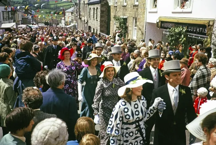 Framed Print : Flora Day, Helston, Cornwall, England, UK 1973 - Menschenmassen beobachten Paare, die in den Strassen der Stadt den Furry-Tanz auffuehren