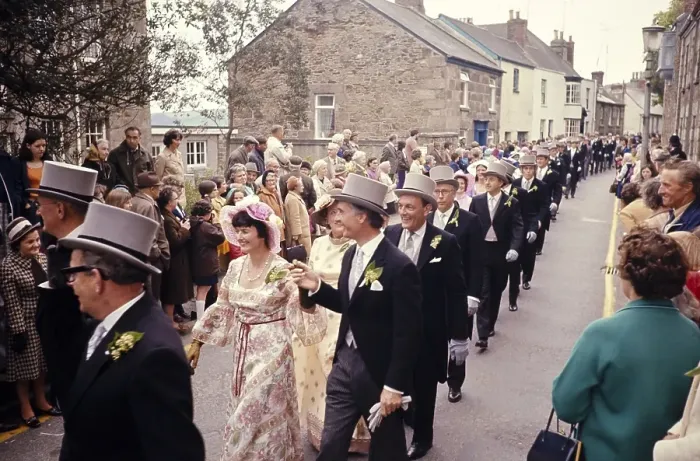 Framed Print : Flora Day, Helston, Cornwall, England, UK 1973 - Menschenmassen beobachten Paare, die in den Strassen der Stadt den Furry-Tanz auffuehren