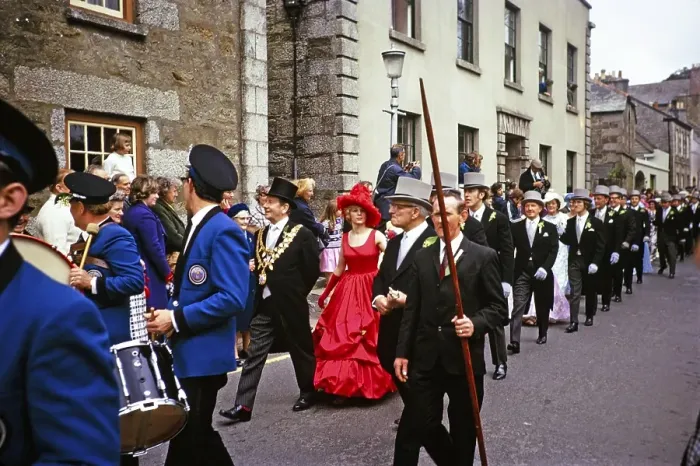 Framed Print : Flora Day, Helston, Cornwall, England, Vereinigtes Koenigreich 1973 - Menschenmengen beobachten Paare, die vom Buergermeister angefuehrt werden, bei der Parade zum Pelztanz in den Strassen der Stadt Framed Print : Flora Day, Helston, Cornwall, England, Vereinigtes Koenigreich 1973 - Menschenmengen beobachten Paare, die vom Buergermeister angefuehrt werden, bei der Parade zum Pelztanz in den Strassen der Stadt