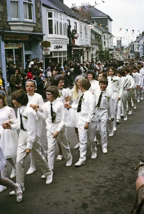Framed Print : Flora Day, Pelztanz, Prozessionstanz fuer Kinder, Helston, Cornwall, England, UK 1973 Framed Print : Flora Day, Pelztanz, Prozessionstanz fuer Kinder, Helston, Cornwall, England, UK 1973