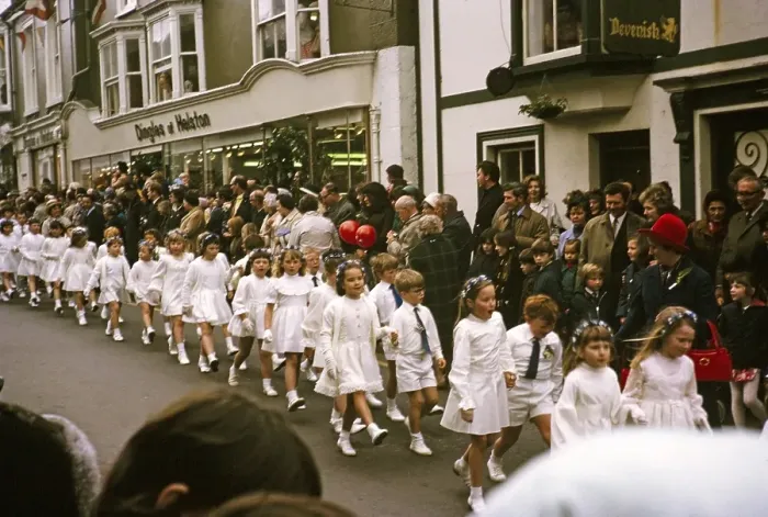 Framed Print : Flora Day, Pelztanz, Prozessionstanz fuer Kinder, Helston, Cornwall, England, UK 1973
