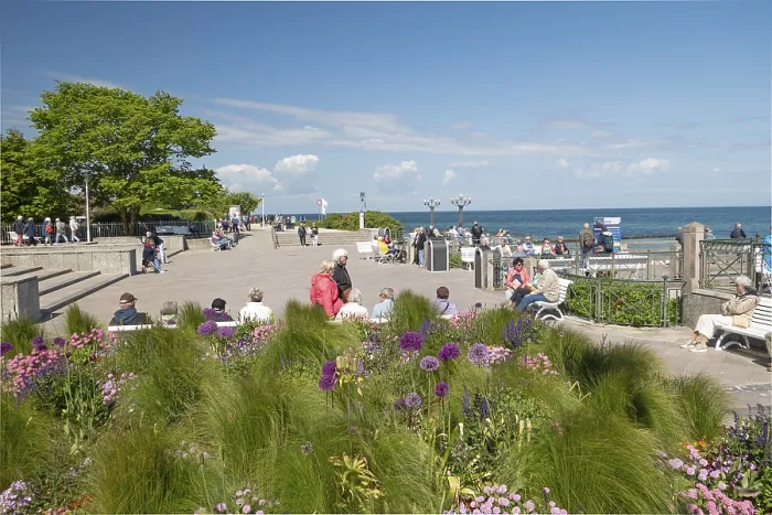 Framed Print : Flowers, pier forecourt, pier, Kuhlunsborn Ost Framed Print : Flowers, pier forecourt, pier, Kuhlunsborn Ost