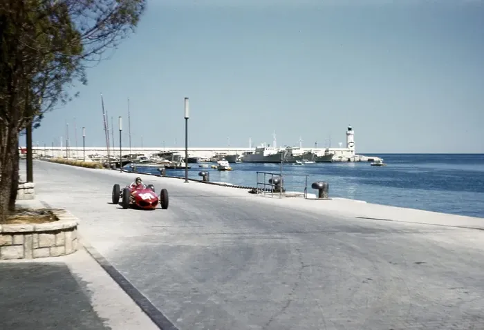 Framed Print : Formula One race at the 1961 Monaco Grand Prix, Richie Ginther in a shark-nosed Ferrari 156 F1 approaching a tobacco kiosk
