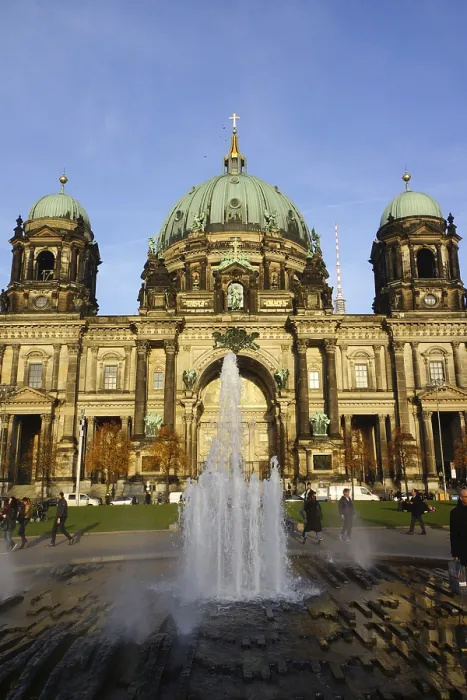 Framed Print : Fountain in front of the Berlin Cathedral Framed Print : Fountain in front of the Berlin Cathedral