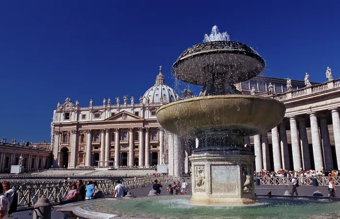 Framed Print : Fountain in St Peter's Square, Italy