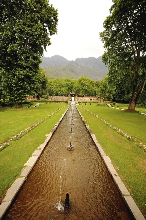 Framed Print : Fountains in mughal garden nishat bagh