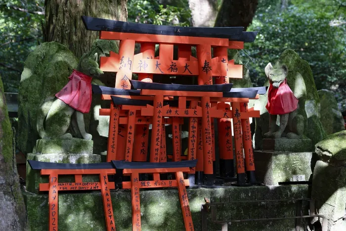 Framed Print : Fox statue, Torii, Kumataka, Fushimi Inari Shrine