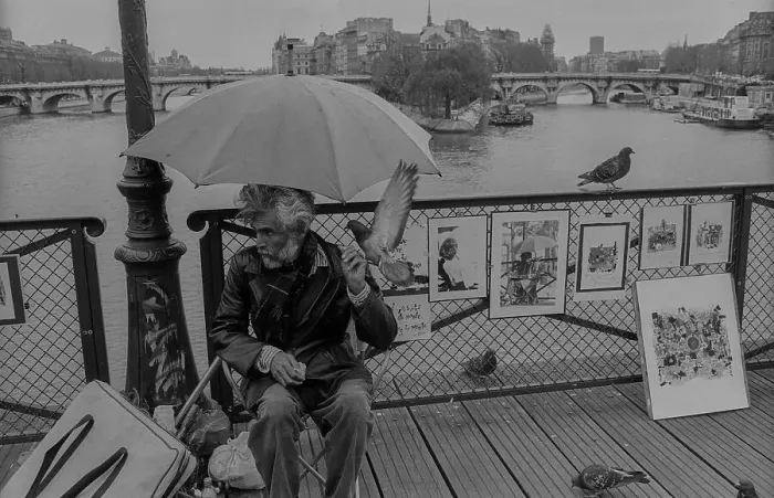 Framed Print : France, Paris, 24.03.1990, Painter with umbrella and dove on the Pont des Arts Framed Print : France, Paris, 24.03.1990, Painter with umbrella and dove on the Pont des Arts