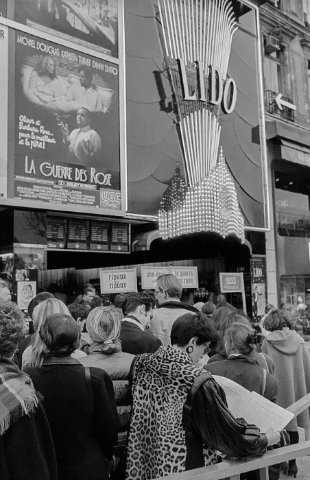 Framed Print : France, Paris, 25.03.1990, French people stand in front of a cinema