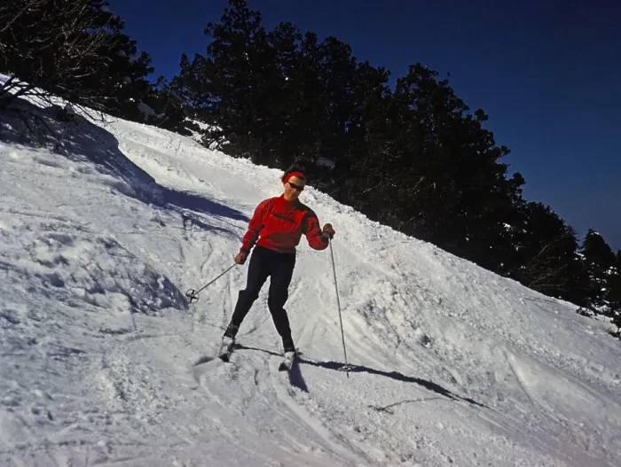 Framed Print : Frau beim Skifahren auf einem steilen, verschneiten Berghang in Zypern 1963