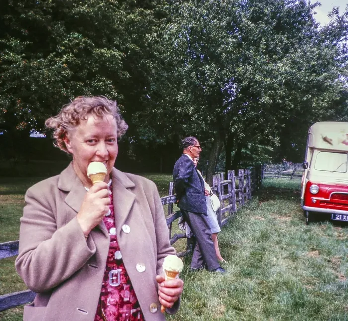 Framed Print : Frau mit Eis in laendlicher Umgebung, England, UK 1966
