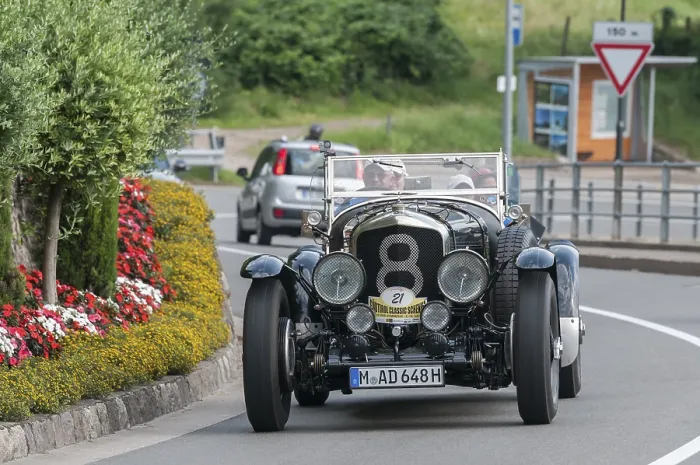 Framed Print : Frontal view of the Bentley Special Speed 8 with start number 21