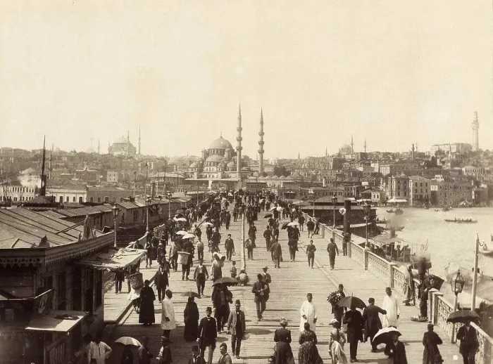 Framed Print : Galata Bridge in Istanbul with a view of the Eminoenue district
