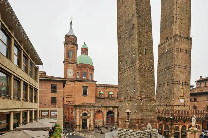 Framed Print : Garisenda and Asinelli towers, Santi Bartolomeo and Gaetano churches in the back