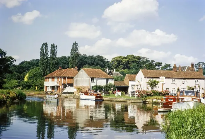 Framed Print : Gasthaus The Rising Sun, Boote auf dem Fluss Bure, Coltishall, Norfolk Broads, Norfolk, England, UK 1969
