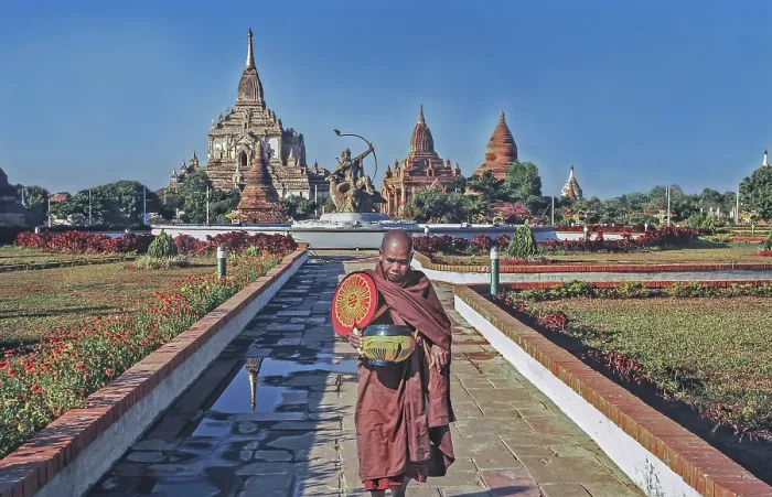 Framed Print : Gawdawpalin temple, mendicant, Pagan