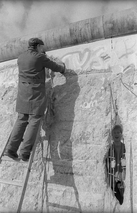 Framed Print : GDR, Berlin, 01. 03. 1990, Wall at Potsdamer Platz