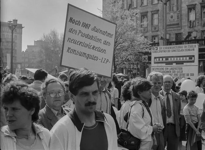 Framed Print : GDR, Berlin, 01. 05. 1987, 1. May rally 1987 on Karl-Marx-Allee Framed Print : GDR, Berlin, 01. 05. 1987, 1. May rally 1987 on Karl-Marx-Allee